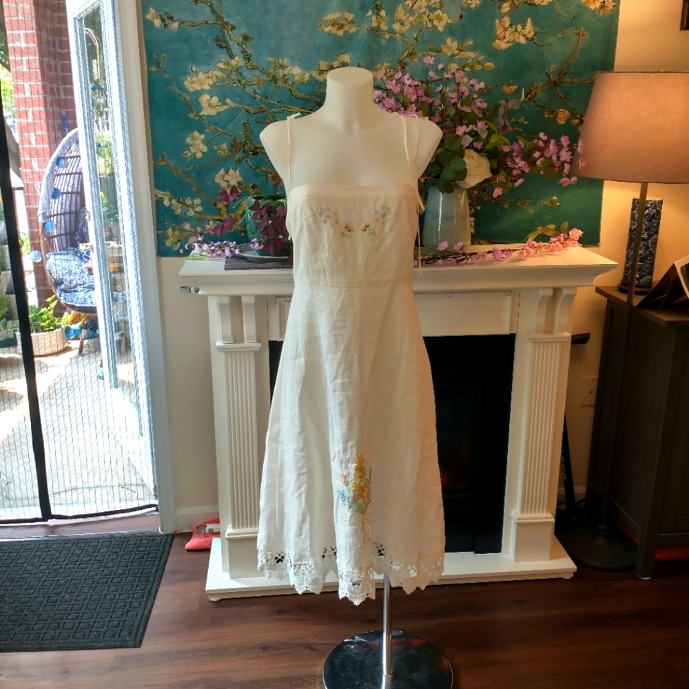 Lace made embroidered linen dress NWOT XS.